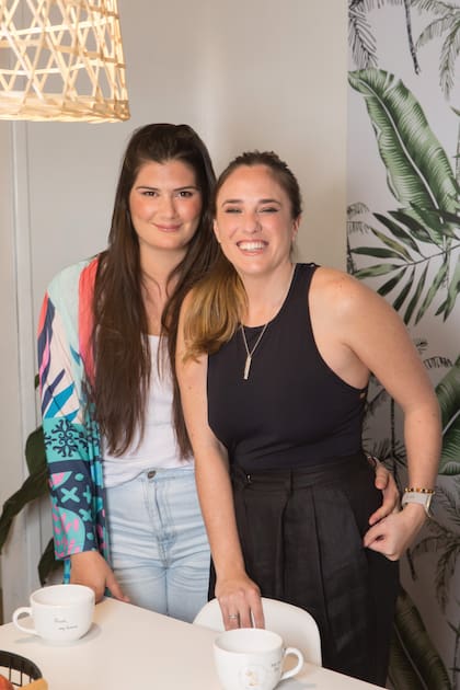 En un rincón de su departamento de Colegiales, la pareja sonríe feliz. “Nos conocimos días antes de la cuarentena y nunca más nos separamos. Ninguna de las dos había salido del clóset así que fue un proceso que fuimos haciendo juntas”, cuenta Jazmín.