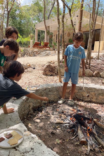 En un rincón del jardín, el infaltable fogonero donde los chicos disfrutan de sus malvaviscos asados.
