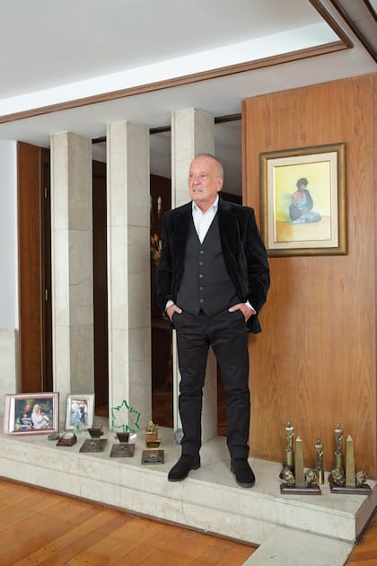 En un rincón del living descansan sólo alguno de los premios que cosechó a lo largo de cincuenta años como productor. “Muchos no sé ni dónde han quedado y estoy seguro de que alguien me robó un Martín Fierro”, admite.