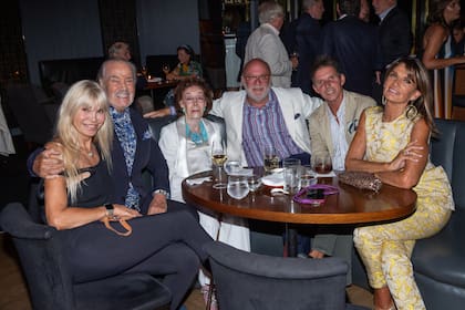 En un rincón del sky trade bar del Edificio Comega posan Delfina Frers, Gino Bogani, Susana Reta, Martín Cabrales, Gerard Confalonieri y Teresa Calandra.