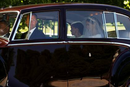 En un Roll Royce de la flota real, la prometida del príncipe Harry llega a la iglesia acompañada de su madre