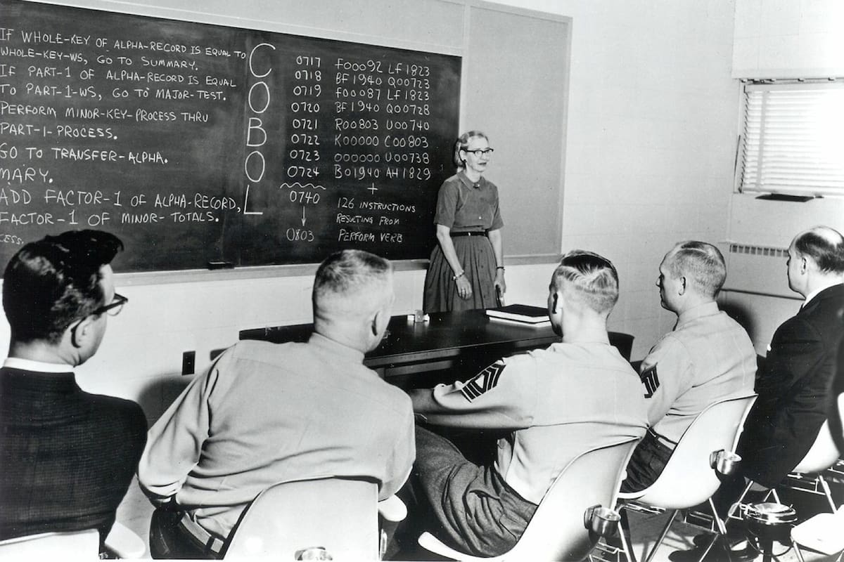 En un sector que crece, la presencia de mujeres es escasa en ámbitos universitarios y laborales; el apego a los estereotipos conspira contra una participación mayor. En la imagen, la matemática y física Grace Murray Hooper dando lecciones de programación moderna a una clase integrada por hombres, ci