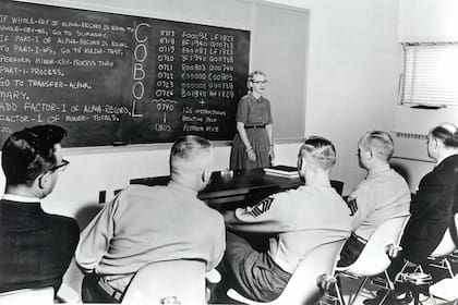 En un sector que crece, la presencia de mujeres es escasa en ámbitos universitarios y laborales; el apego a los estereotipos conspira contra una participación mayor. En la imagen, la matemática y física Grace Murray Hooper dando lecciones de programación moderna a una clase integrada por hombres, ci