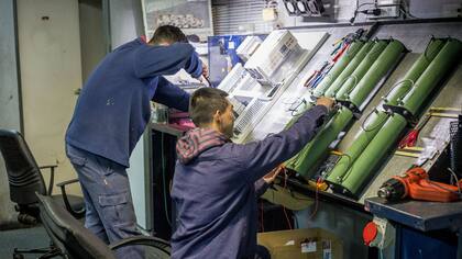 En un sector silencioso y aislado de la fábrica, se ensamblan los componentes de los tableros electrónicos
