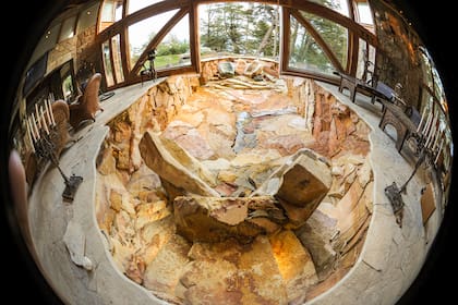 En un spa de Villa La Angostura Marchesi creó una piscina con seis jacuzzis que representa la riqueza de la tierra debajo de nuestros pies.