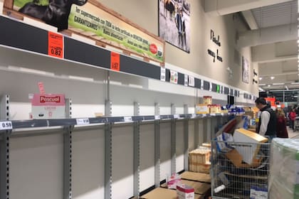 En un supermercado céntrico, en pleno Quevedo, algunas góndolas estaban anoche vacías: ni arroz, ni huevos, ni carne, ni jabón, ni papel higiénico y las heladeras, desérticas.