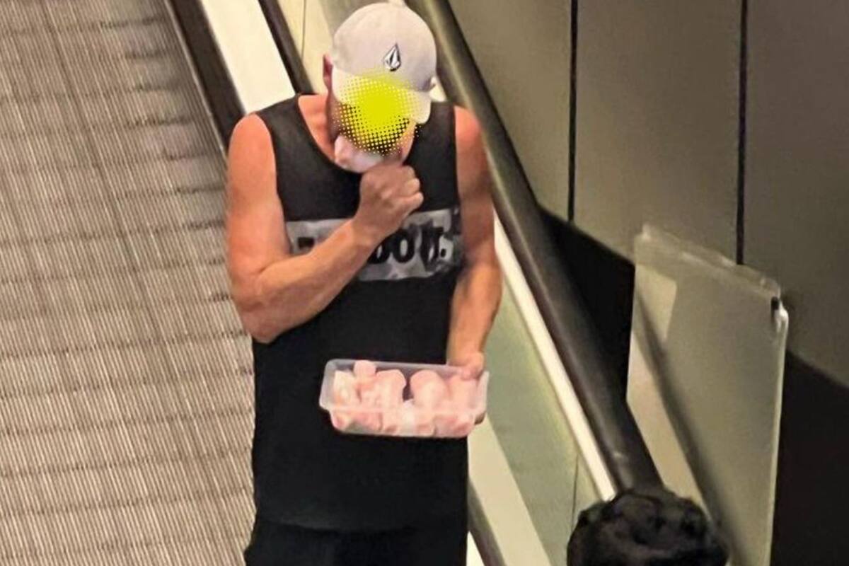 En un supermercado de Australia, un hombre fue fotografiado al ingerir pollo crudo