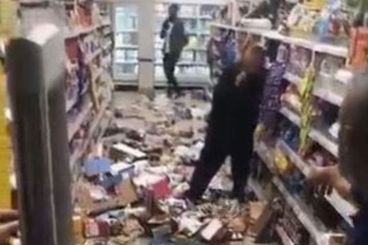 En un supermercado de Londres, un hombre reaccionó de modo violento cuando le solicitaron que se calce un tapabocas y comenzó a tirar al suelo toda la mercadería que había en las góndolas, entre guitos e insultos