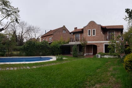 En un trabajo de hormiga, los arquitectos analizaron junto a un ingeniero cada rincón de la casa para reforzar la estructura y conservar su valor más preciado: el muro de ladrillo doble, “un sistema muy sólido al que ya casi nadie recurre”.