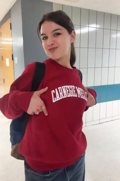 En un video de TikTok que grabó junto a sus compañeros de colegio, Suri Cruise reveló su elección universitaria al lucir el buzo de Carnegie Mellon, una reconocida casa de estudios en Pensilvania, Estados Unidos.