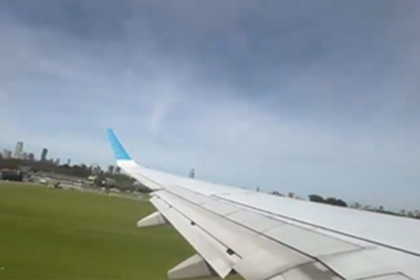En un video, desde el interior del avión, cuando despega se observa un fogonazo desde el ala izquierda.