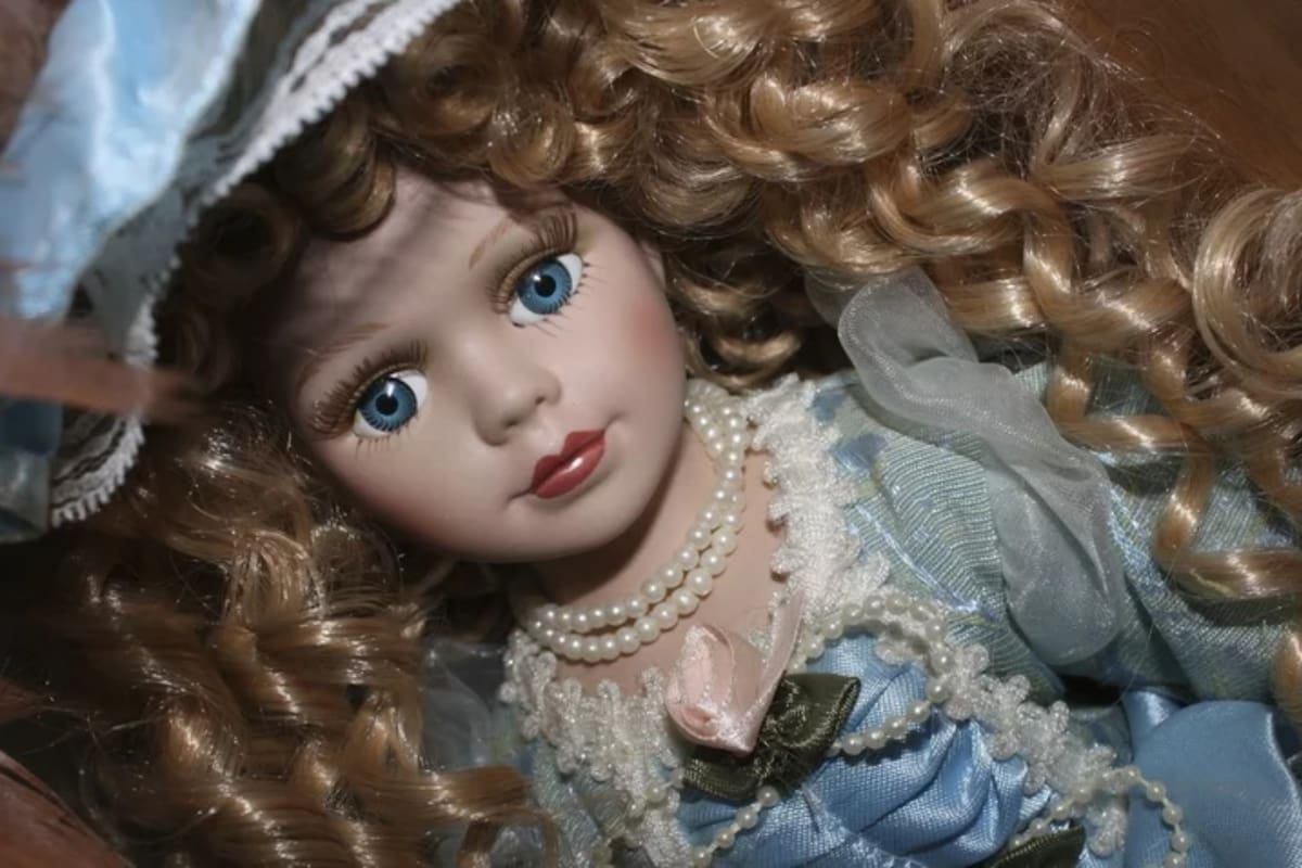 En un video que se volvió viral en TikTok, una mujer relató la gran sorpresa que se llevó al descubrir una puerta secreta en su nuevo hogar, detrás de la cual se escondía un gran número de muñecas de porcelana