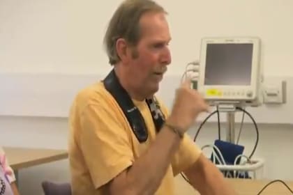 En un video que volvió a viralizarse en las últimas horas, un paciente con Parkinson recibe un tratamiento que le cambia la vida