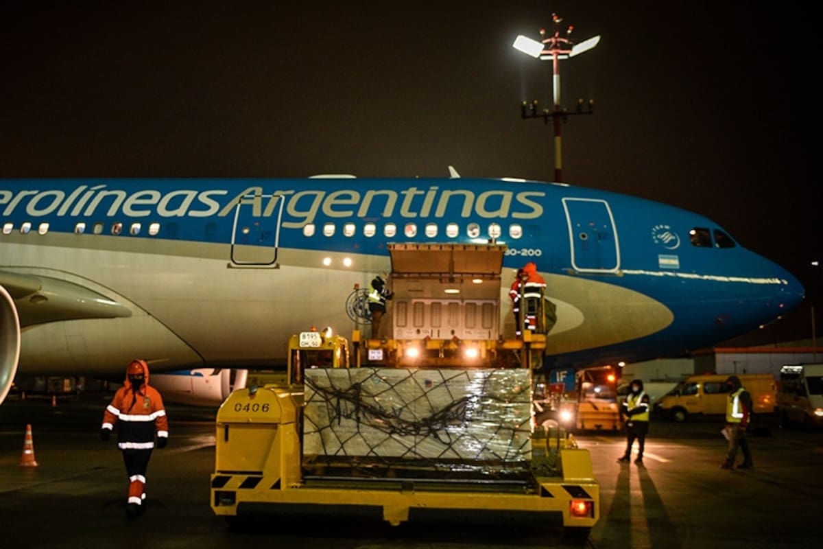 En un vuelo de Aerolíneas Argentinas, llegan las vacunas al país