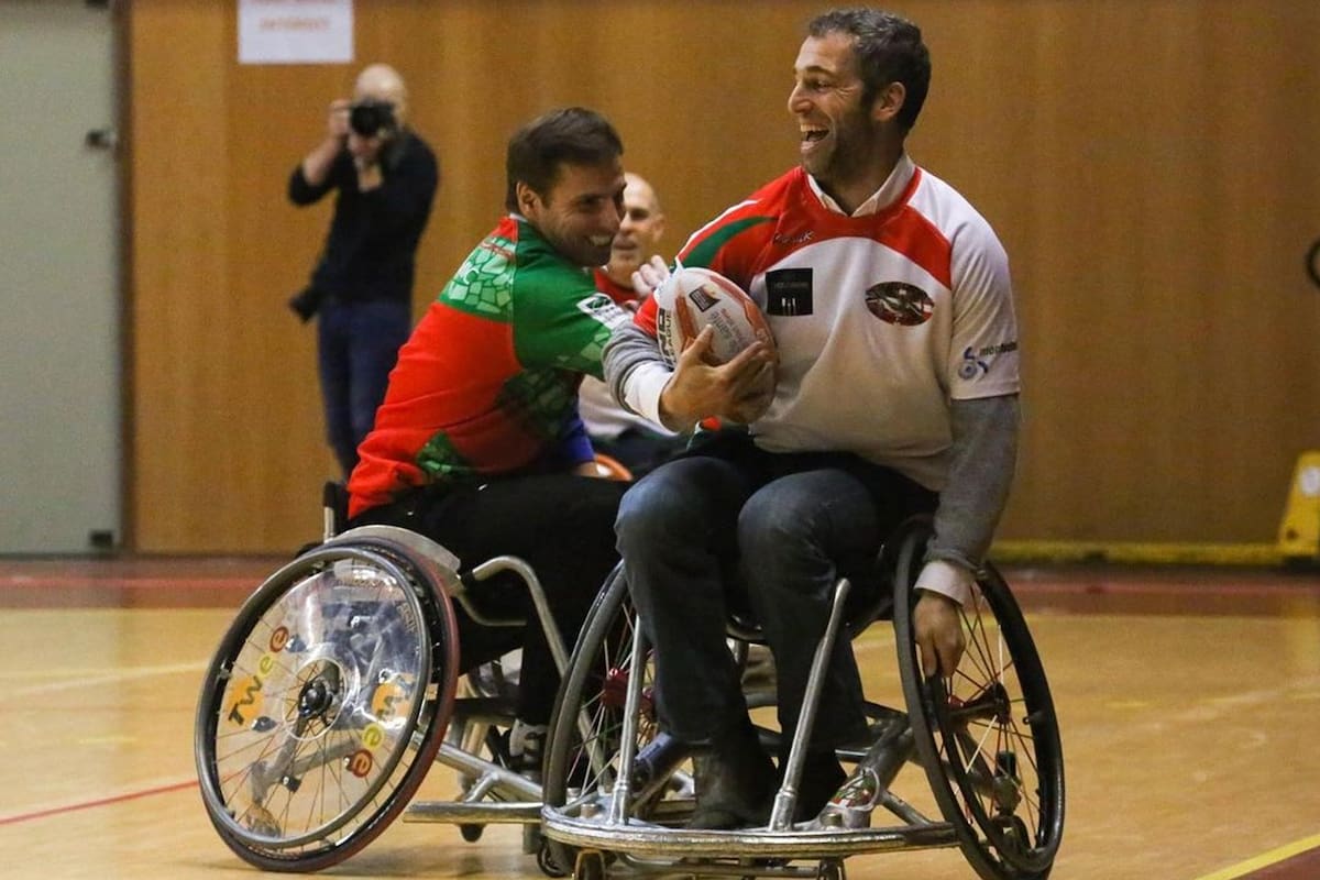 En una acción que muestra su característica empatía, Federico Martín Aramburú juega rugby en silla de ruedas con su amigo Gonzalo Quesada; empujar a los demás a ser mejores fue un hábito del exrugbier asesinado.