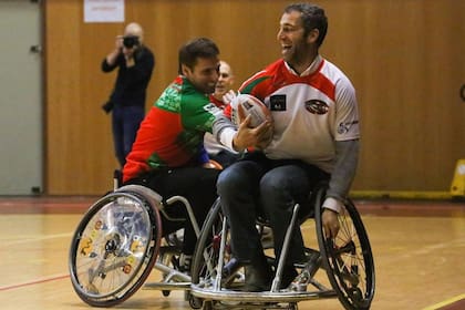 En una acción que muestra su característica empatía, Federico Martín Aramburú juega rugby en silla de ruedas con su amigo Gonzalo Quesada; empujar a los demás a ser mejores fue un hábito del exrugbier asesinado