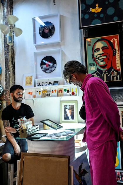 En una antigua fábrica de La Habana, un grupo de artistas concibió hace diez años un laberinto de música "tecno", galerías de obra plástica y fotografía, moda y entretenimiento