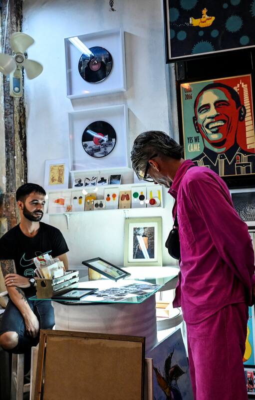 En una antigua fábrica de La Habana, un grupo de artistas concibió hace diez años un laberinto de música "tecno", galerías de obra plástica y fotografía, moda y entretenimiento