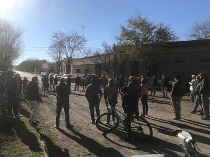 En una asamblea vecinal, el sábado pasado unos 50 personas, entre vecinos y productores, se reunieron en la plazoleta del acceso al pueblo para definir las medidas a tomar