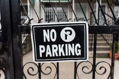 En una calle privada o administradas por asociaciones de propietarios, existen reglas más estrictas sobre el estacionamiento