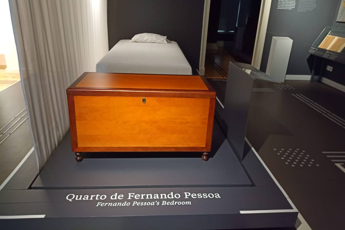 En una cama pequeña: así dormía el poeta; al pie, el baúl (no es el original), donde Pessoa depositó los textos más heterodoxos que hoy permanecen en la Biblioteca Nacional de Portugal