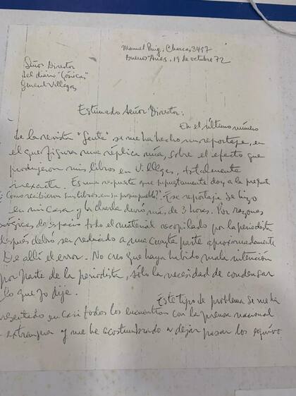 En una carta dirigida al director del diario Crónicas, Manuel Puig da detalles de un nuevo cortocircuito con su pueblo natal surgido a partir de un reportaje que concedió a la revista Gente