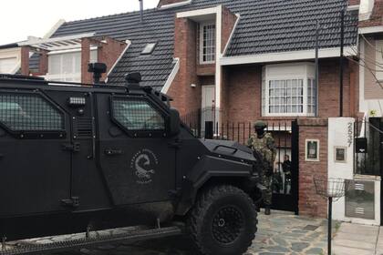 En una casa de Martínez, la Gendarmería Nacional y la Aduana descubrieron un búnker secreto