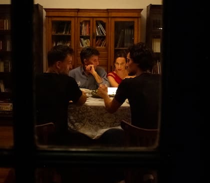 En Una casa en Biarritz cada espectador elige a qué personaje seguir mientras transita la casa de una de las actrices