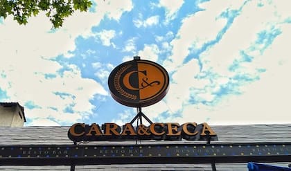 En una casa histórica de la avenida Arístides, Cara y Ceca se destaca por su cocina casera