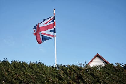 En una casa particular flamea la bandera del Reino Unido