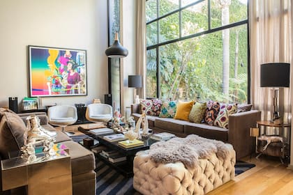 En una casa que mezcla colores, arte y funcionalidad, vive la escenógrafa Coty Larguía.