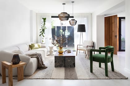 En una casa que visitamos recientemente, realizada por el estudio MMO Arquitectas, nos encontramos mesas de arrime, ratona, taburete y sillón verde de Par en Par