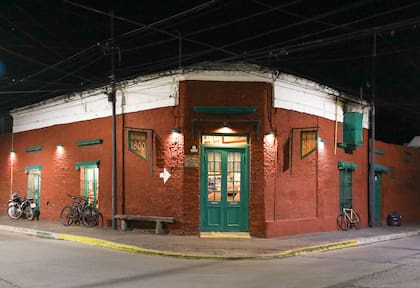 En una casona histórica, Restaurant 1800 combina su propuesta gastronómica con relatos vinculados al pasado de Luján