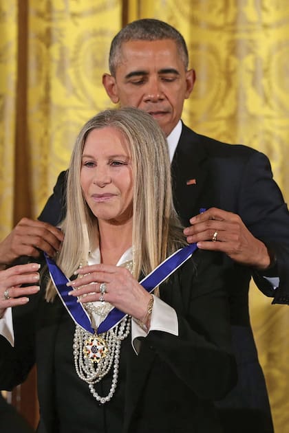 En una ceremonia celebrada en 2015 en la Casa Blanca, el presidente Barack Obama le entrega la Medalla de la Libertad. Sólo diecisiete personas recibieron el mayor honor civil de esa nación.