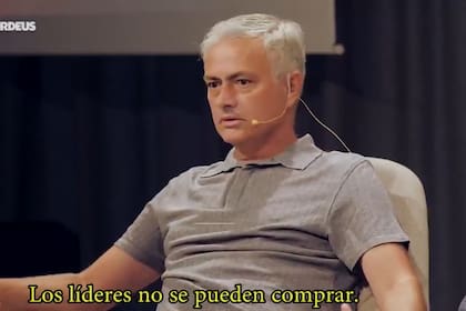 En una charla de 2019, José Mourinho hizo una referencia a los capitanes y los líderes que se viralizó en el marco de la disputa del reto del DT de Boca, Jorge Almirón, al capitán, Pol Fernández.