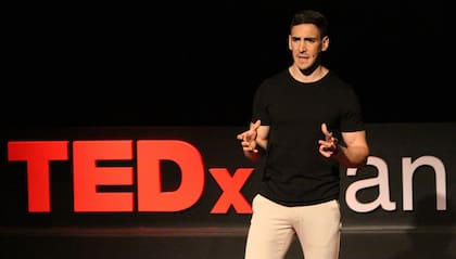 En una charla TED x San Isidro dijo que la mente es como un jardín, haciendo una analogía para entender que cada creencia que tenemos en nuestra vida al principio es como una planta en un jardín.
