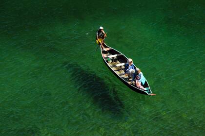 En una ciudad china, las aguas del río se volvieron de color verde. Las autoridades aseguran que es por un producto inofensivo