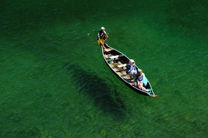 En una ciudad china, las aguas del río aparecieron teñidas de color verde. Las autoridades aseguran que es por un producto inofensivo