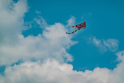 En una ciudad dentro del estado de California está prohibido volar las cometas a una altura superior a diez pies