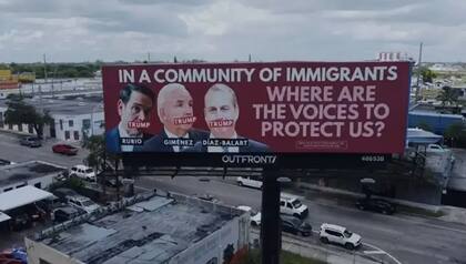 "En una comunidad de inmigrantes. ¿dónde están las voces que nos protegen?", dice uno de los carteles en Miami pagado por Miguel B. Fernández.
