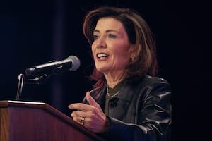 En una conferencia de prensa, la gobernadora de Nueva York anunció una expansión de ciertos créditos de US$1000
