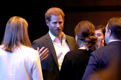 En una conferencia, pidió no ser presentado con títulos de la corona