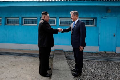 Kim Jong-un, dictador de Corea del Norte, y Moon Jae-in, ex presidente de Corea del Sur, en una cumbre en el paralelo 38 en 2018; 70 años después de firmar un Armisticio, el conflicto nunca fue resuelto