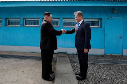 En una cumbre histórica, Kim Jong-un y Moon Jae-in se comprometen a poner fin a la guerra y desnuclearizar Corea