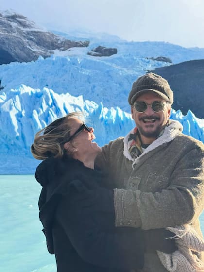 En una de las capturas más emotivas de la secuencia, se puede ver a Arjona y a Arvelo en un abrazo espontáneo (Foto: Instagram/@ricardoarjona)