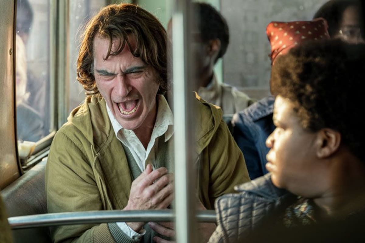 En una de las escenas de la película en el que el Joker viaja en autobús, el Joker tiene uno de sus característicos ataques de risa que se prolonga por alguno segundos.