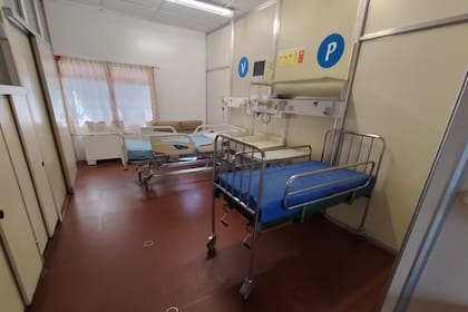 En una de las habitaciones de la sala CIM 42, convive una de las nuevas camas con una antigua cuna