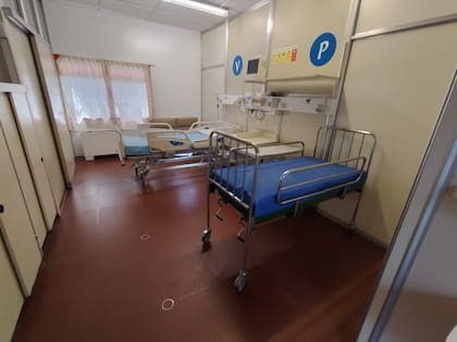 En una de las habitaciones de la sala CIM 42, convive una de las nuevas camas con una antigua cuna