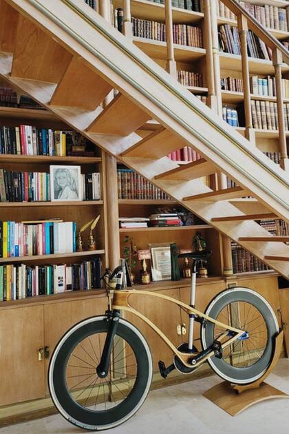 En una de las imágenes se pudo ver la imponente biblioteca que construyó en el bajo escalera.