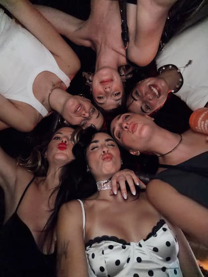 En una de las imágenes se ve a la cantante con un collar que parece tener la inscripción Bride (novia en inglés)